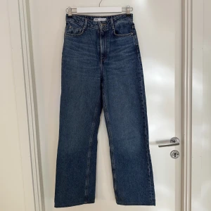 Mörkblå jeans - Raka jeans med hög midja från Zara. Storlek 36. 