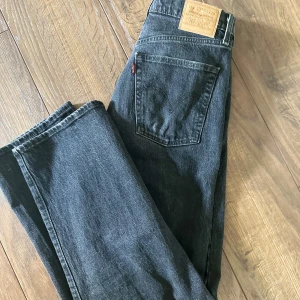 Jeans levis - Säljer mina Levis jeans använda kanske 7 gånger varsamt , tvättade 1 gånger. Ser ut som nya, säljer pga att jag ej gillar som . Dom är högmidjade