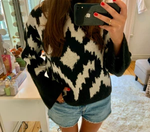 H&M tjocktröja - Tjocktröja från hm som säljs pga att jag inte använder den. Hör av dig vid intresse🖤