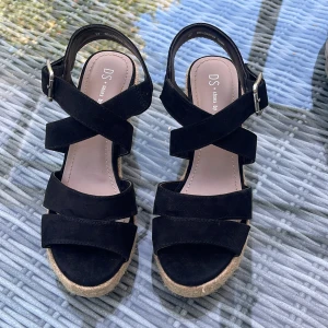 Sandaler med kilklack - Sammetssandal med kilklack storlek 37 Använda en gång.