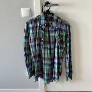 Ralph Lauren skjorta - Stor flyttstädning Alla plagg i storlek S-M och passar ca 1.70-185cm samt 70-83kg Mycket av kläderna aldrig använda  Jag kommer inte skicka några fler bilder  Finns i Uppsala