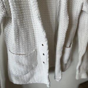 Virkad kofta - Vit virkad kofta från hunkydory! Detaljer fram och bak, små fickor fram! 
