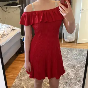 Röd klänning, helt oanvänd med lappen kvar. Står inget pris dock😅skriv för mer info