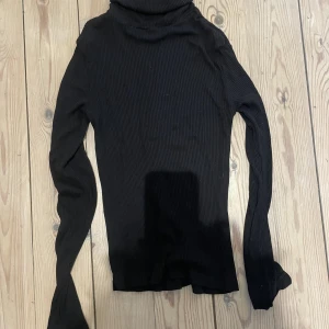 Turtleneck svart - En svart basic turtle neck perfect till hösten, väldigt stretchig och mysig