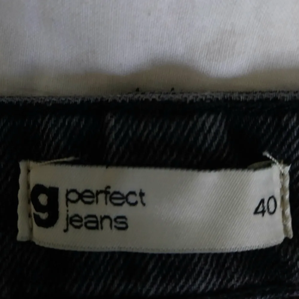 Knappt använda jeans från gina, jätte fina och sitter välldigt skönt Nypris:700kr. Jeans & Byxor.