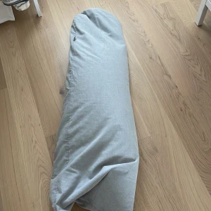 NG Baby Gravidkudde Ljusgrå - Säljer nu en gravidkudde från NG Baby. Knappt använd och är i nyskick. 