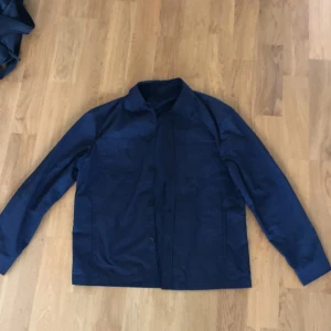 Zara overshirt  - Snygg overshirt från zara i färgen mörkblå. (L). Plagget har använts fåtal gånger och är i bra skick. Pris kan siskuteras🤝