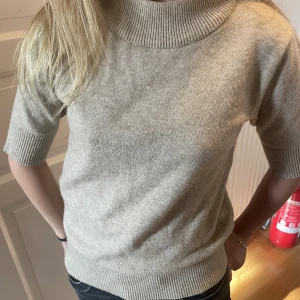 Stickad tröja - Trekvart ärmar stickad tröja som aldrig är använd!🥰