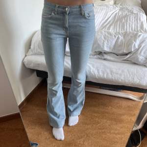 Lågmidjade jeans från ginatricot, midjemått 74cm och innerbenslängd 80cm