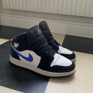 Nike Air Jordans 1 Mid - JORDAN 1 "BLACK RACER BLUE" MID (GS) Något creasade men i övrigt fint skick. Inköpta på pardon mykicks.   Strl 38.5 funkar för 39.