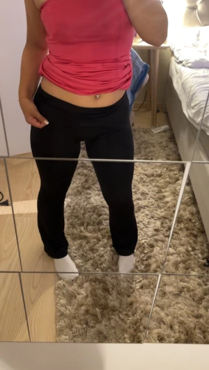 Svarta yoga pants - Aldrig använda yoga pants från bikbok. De är i träningsmaterial och passar mig perfekt som oftast har S-M i byxor. Nypris 499kr, slutsålda på hemsidan