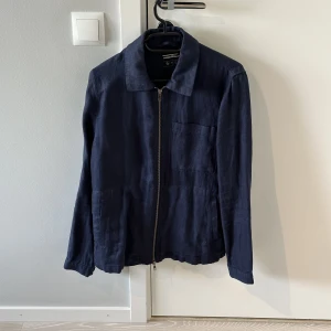 Linné overshirt zip - Stor flyttstädning Alla plagg i storlek S-M och passar ca 1.70-185cm samt 70-83kg  Finns i Uppsala