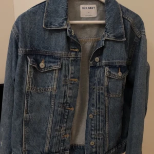 En jeansjacka - En blå jeans jacka i storlek M då jag tycker de är snyggt med lite oversized. Fint skicka, köpte den för 400kr❤️‍🔥