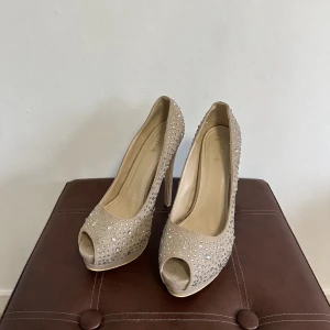 Klackar - Höga beiga klackar med rhinestones på. Använd fåtal gånger. ❗️3 för 2 på allt❗️