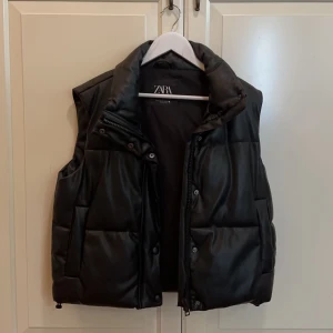 Väst - Väst från Zara i storlek M. Knappt använd. 