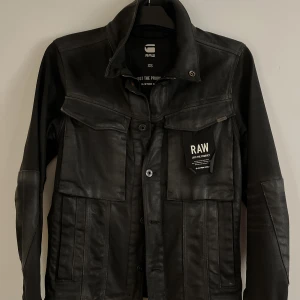 G-STAR RAW Denim Jacket♠️♟️⌚️ - FRI FRAKT📦 Svart Washed Denim Jacket från g-star raw har använts några gånger men inte många och ser fortfarande super fin ut, jag skulle säga att den passar en storlek S men är i storlek XS man. Nypris 999kr