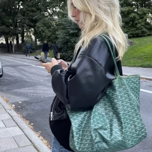 Bomberjacka i skinnimitation  - Från Zara i storlek M. Fint skick. Köpt för 559kr