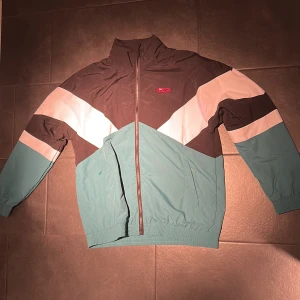 Fila - Jacka  - Fila jacka. Helt oanvänd med tags kvar. Storlek medium 