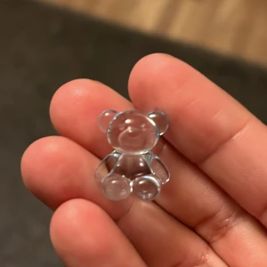 Pärla - Små teddy bear för smycke DIY. Inte räknat hur många det är! Kommer ej göra det då det är ändå många man får som ni ser i bilden.