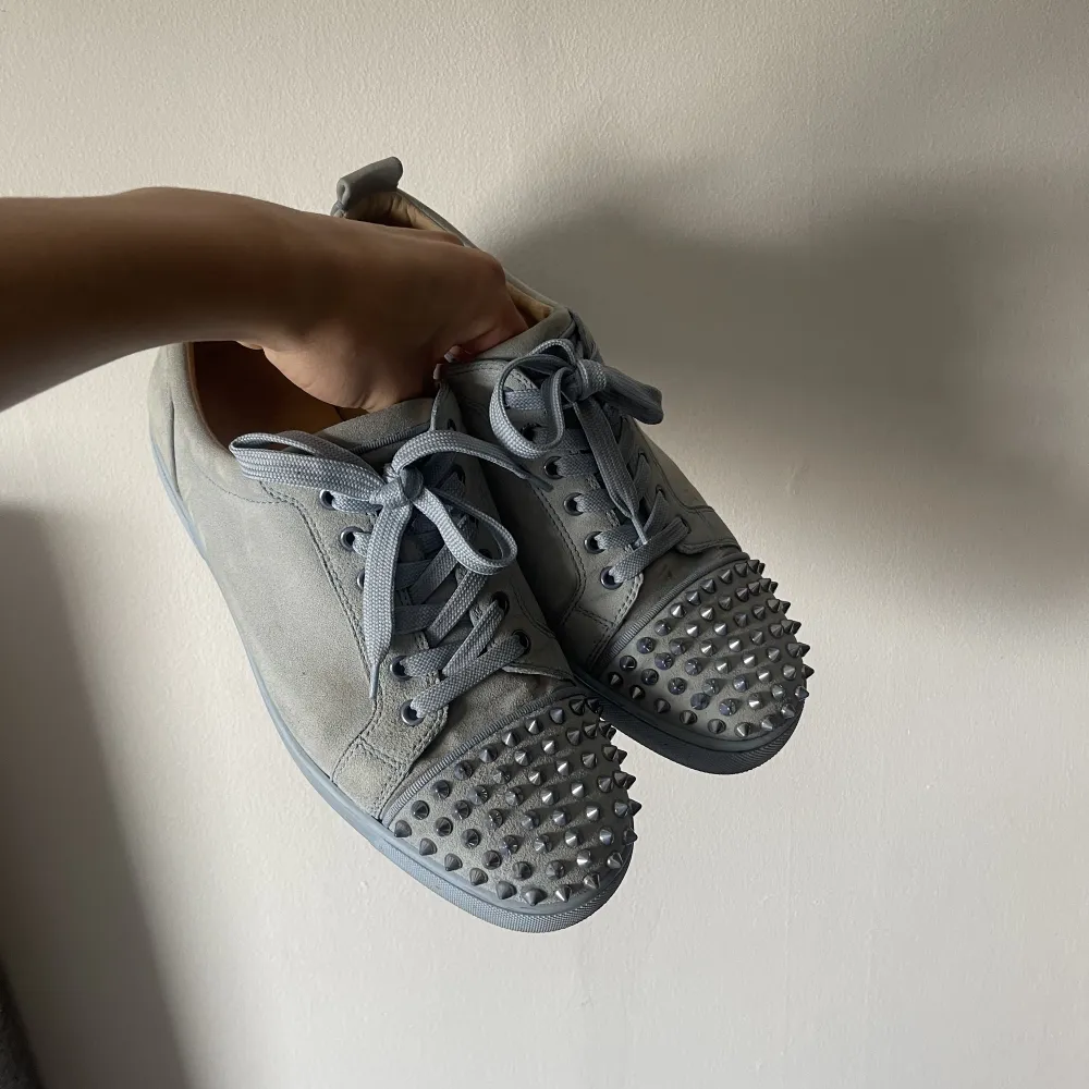 Loubs sky blue Skick 9/10 Storlek 42,5 Har bara kvar dustbagen Äkta såklart  Endast swish o frakt med PostNord spårbart. Skriv för fler bilder . Skor.