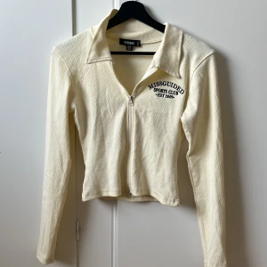 Topp - Ribbad topp med kedja från missguided. Storlek 38, använd 1 gång. Den är lite gräddvit i färgen.