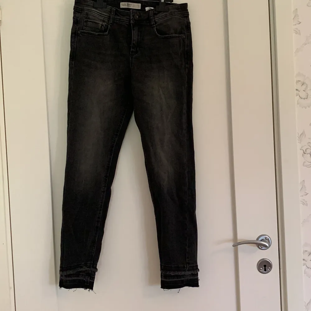 Grå/svarta jeans ifrån zara med lite detaljer . Jeans & Byxor.