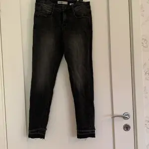 Grå/svarta jeans ifrån zara med lite detaljer 