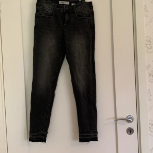 Grå svarta jeans ifrån zara - Grå/svarta jeans ifrån zara med lite detaljer 