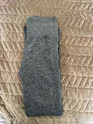 Grå träningstights 🩶 - Säljer ett par träningsstights i från Shein i strl M. Väldigt små i strl skulle säga att de upplevs som XS/S!