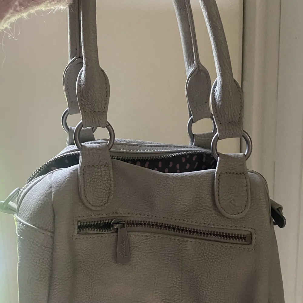 Fin handväska från zalando som går att ha både med lång och kort band. Använd fåtal gånger☺️ finns även en frans detalj man kan hänga på - skriv för att få bild på den . Väskor.