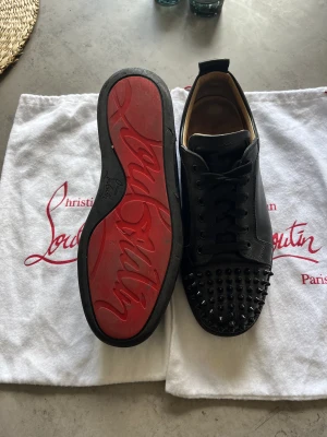 Christian Louboutin  - Säljer ett paar feta loubs i väldigt fint skick!! Skriv för fler frågor 