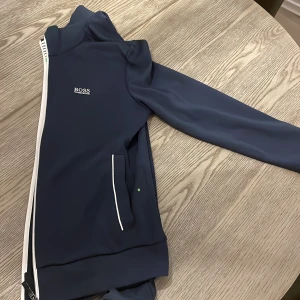 Hugo boss kofta mörk blå, utan luva  - Hugo boss kofta utan luva, knappt använd, storlek S