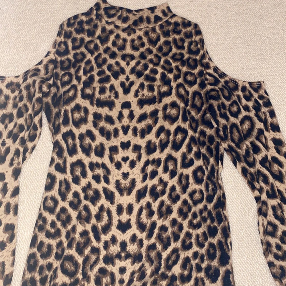 Två off shoulder tröjor med turtle neck - 90