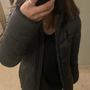 Zara jacka  - En super fin Zara Jacka den är mörk grön vilket inte syns jätte tydligt på bilderna. Den kommer inte till användning💓 bara å skriva om ni har frågor😊💓