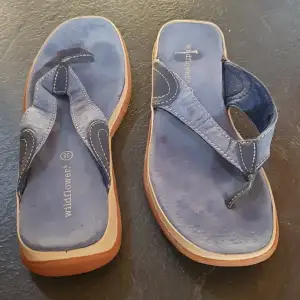 Sparsamt använd Ljusblå sandal från Wildflower Nyskick 