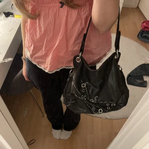 Vintage väska - Säljer denna superfina vintage väska med detaljer på! Den är lite nött på sidorna (se bild 3) men annars i fint skick! Bara att skriva för fler bilder:)