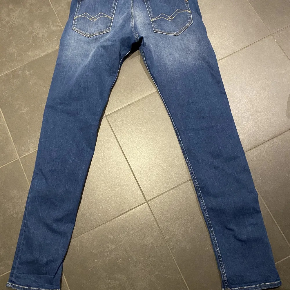 Säljer mina skit snygga replay jeans i storlek 32. Jeansen är i fint skick. Har du några frågor eller funderingar så är det bara att höra av dig/// Olle. Jeans & Byxor.