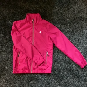 Träningsjacka  - En träningsjacka/vindjacka från Cross Sportswear. Har inte kommit till användning så i nyskick. I storlek S.