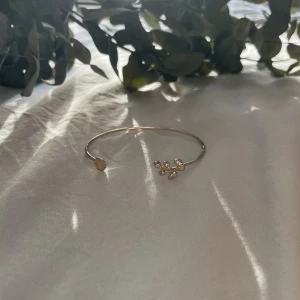 Armband  - Stålarmband i guld. Ej äkta men bra kvalite och håller färg och ger inga utslag.