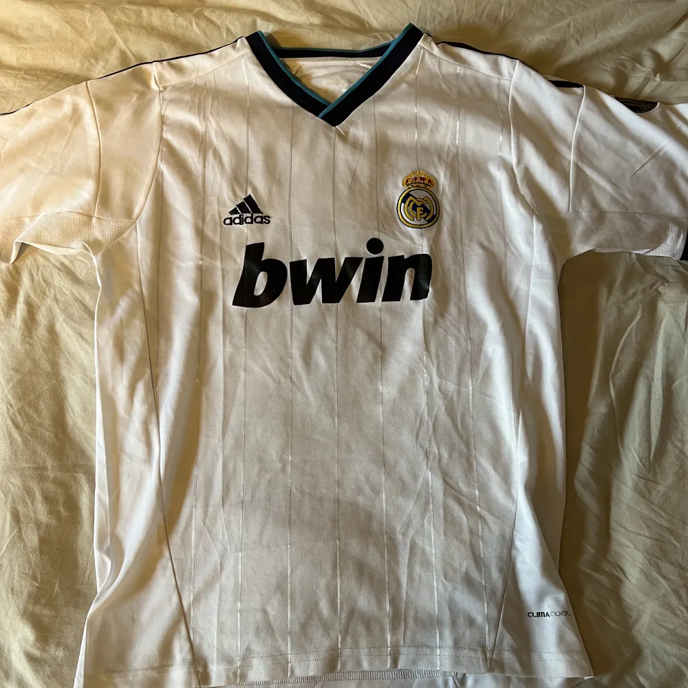 Real Madrid tröja med nummer 7 och Ronaldo på ryggen.. T-shirts.