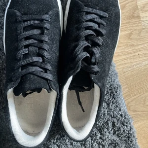 Skor - Ett par snygga skor, kan använda men använder som ej så vill bara bli av med dom, därav priset, kan skicka fler bilder fall önskas