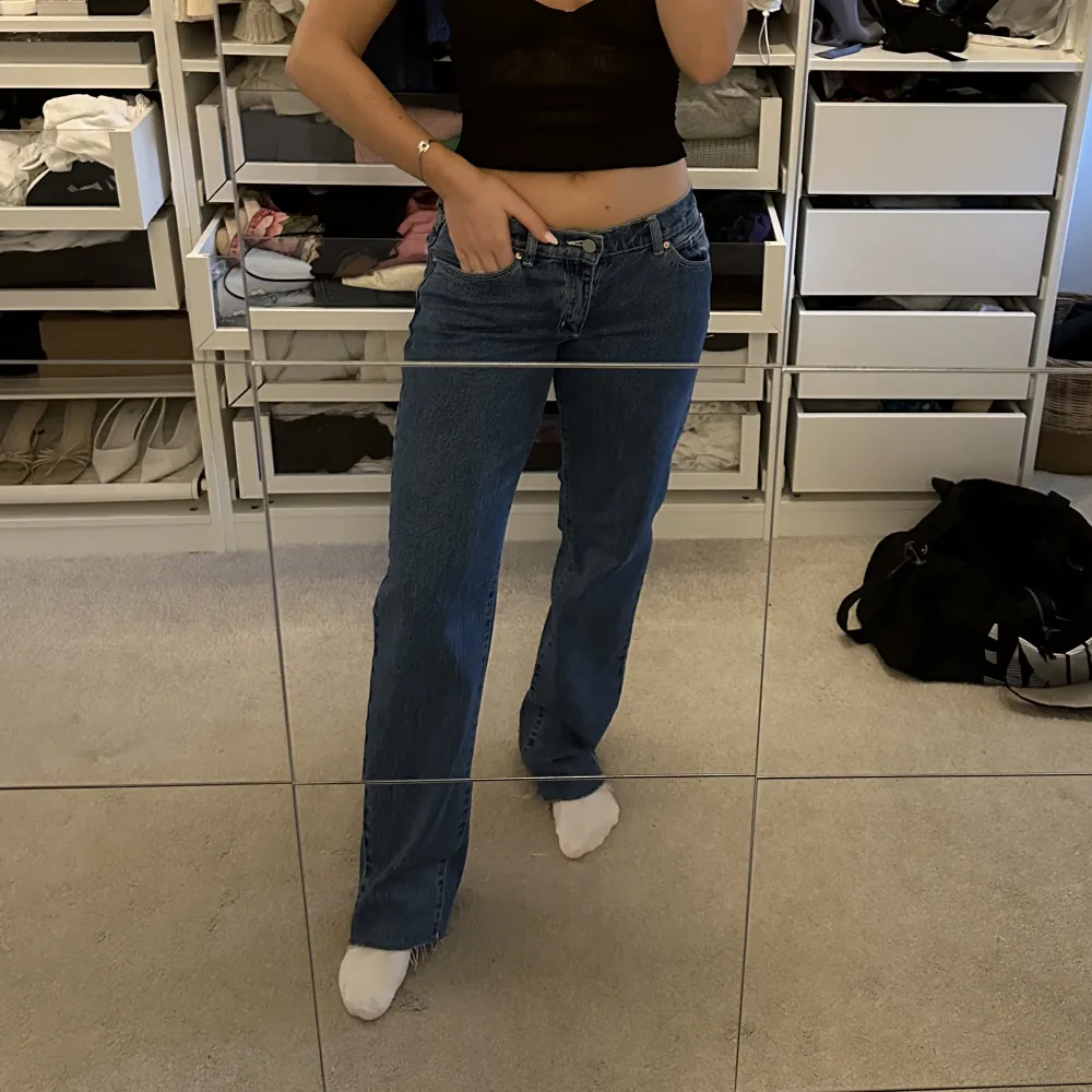 Säljer dessa supersnygga lågmidjade jeans från Abrand då de ej kommer till användning. Helt oanvända endast provade så är i toppen skick! Storlek 27 så passar en S skulle jag säga. Nypris 1099kr säljer för 500kr. Farkut & Housut.