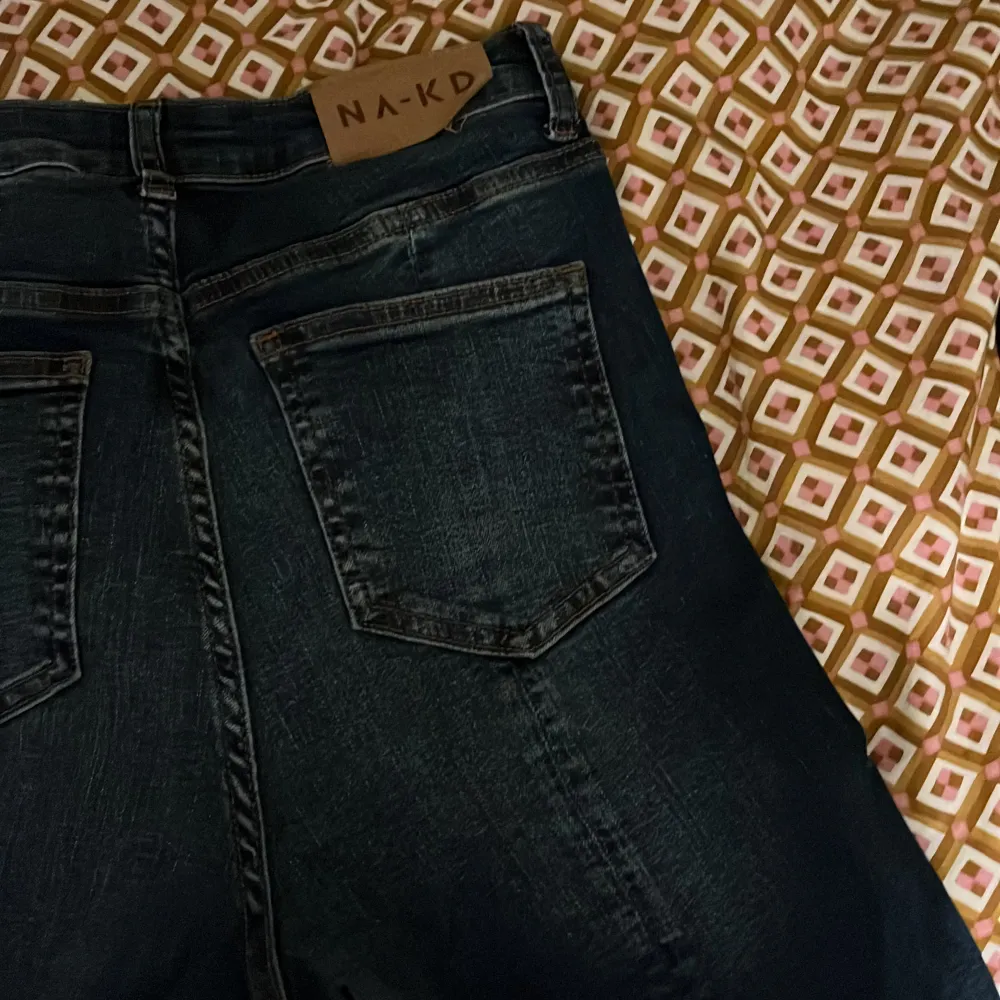 Knappt använda bootcut jeans. Etiketten bak har gått upp, se bild! Slits i benet. Jeans & Byxor.