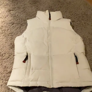 Dun väst  - En jättefin dunväst ifrån south west i ett jättebra skick