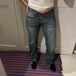 Levis jeans - Ganska lågmidjade levis 506 i strl 30/34. Jag är 167 så dom skulle nog även passa på ngn som är längre än mig! Köpta second hand! Lite slitna längst nere vid kanten, men annars i fint skick!