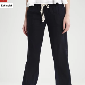 Roxy linnebyxor - Säljer dessa jättefina linnebyxorna från Roxy.Använda typ 1 gång.Äsljer pga att de nt kommer till användning.de är slutsålda