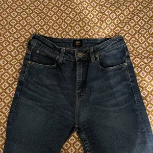 Jättefina bootcut jeans från lee, knappt använda. Säljer pga att det är för små.