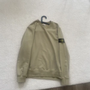 Stone island sweatshirt - Sweatshirt i storlek m. Använd få gånger då jag tycker den är lite stor på mig. Skick 9/10 Inga fläckar eller hål 