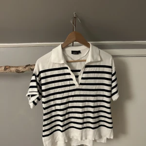 Tunn stickad T-shirt - Jättefin randig T-shirt. Jätteskönt material!💞💞använt 2 ggr