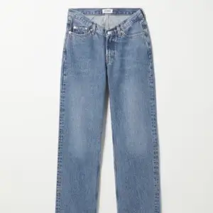 Så snygga straight-leg jeans med lägre midja framtill, från Weekday. Nypris 600, säljer för 280. Skriv privat vid frågor eller för fler bilder!💕